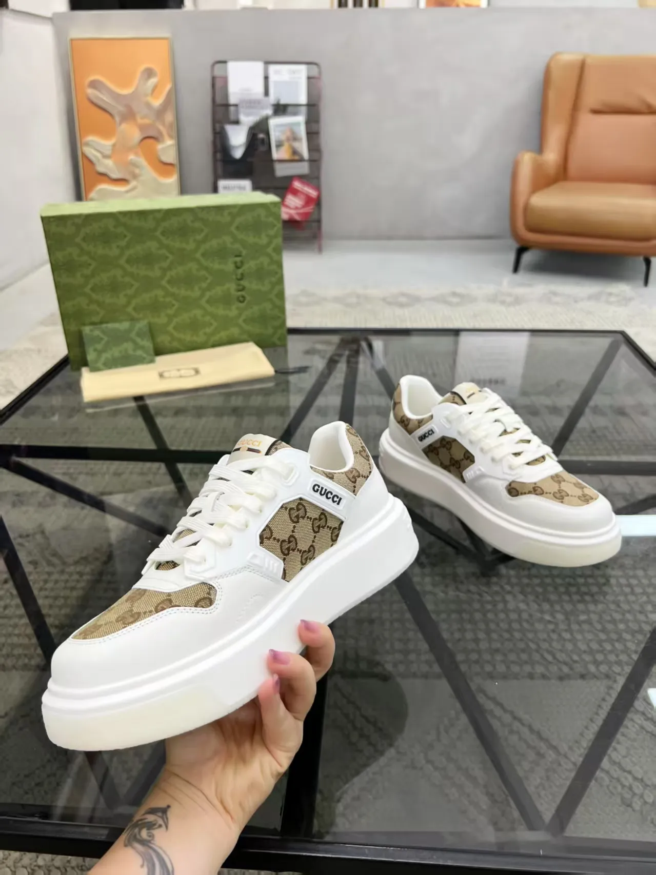P440 new men's shoes GUCCI [Lightning] latest shoes are shipped. Original quality, fashionable, made of special materials, sheepskin lining, brand new packaging. The foot feels super comfortable and the workmanship is impeccable. Size: 38-45